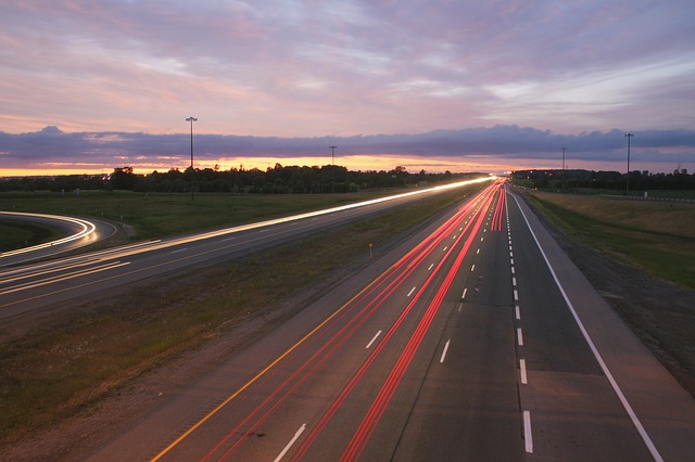 Nepodceňujte barvu světelného kuželu autožárovek v předních světlometech
